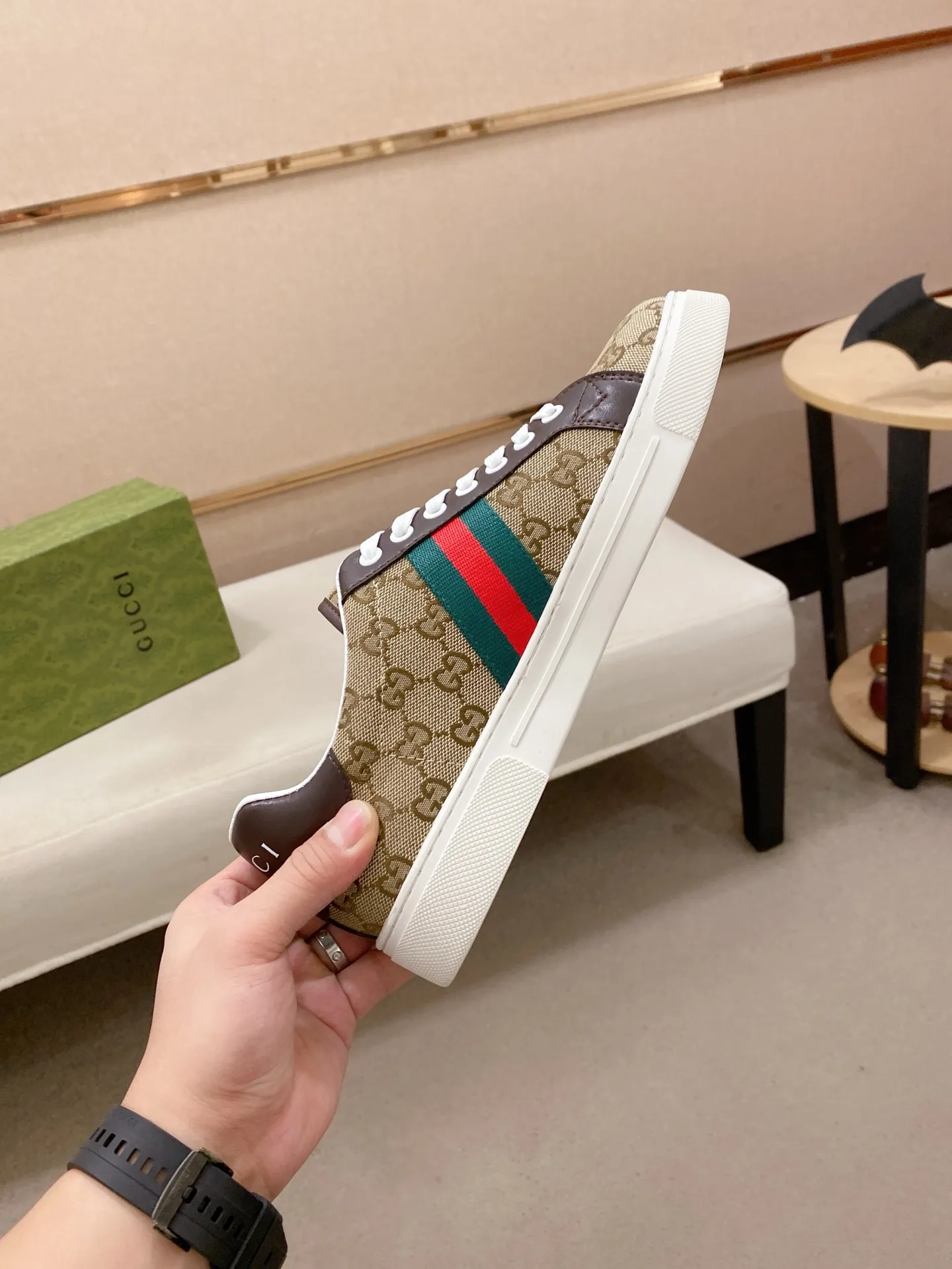 Factory price: 460💰 (GUCCI) The latest model from the official website 🎁🎁Casual and fashionable men's shoes👟, hot style 💥The version is simple and elegant, exclusive for trendy men. Unique official website latest brand elements 👑Gucci original decoration, fashionable and generous, the fabric is original cowhide ✅sheepskin lining, the official website specifies wear-resistant casual outsole, the classic model is taken in kind at the counter🎬38-44 (45 is not returned or exchanged)